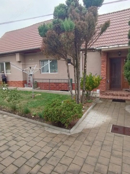 Casa cu doua apartamente si curte zona Turnisor