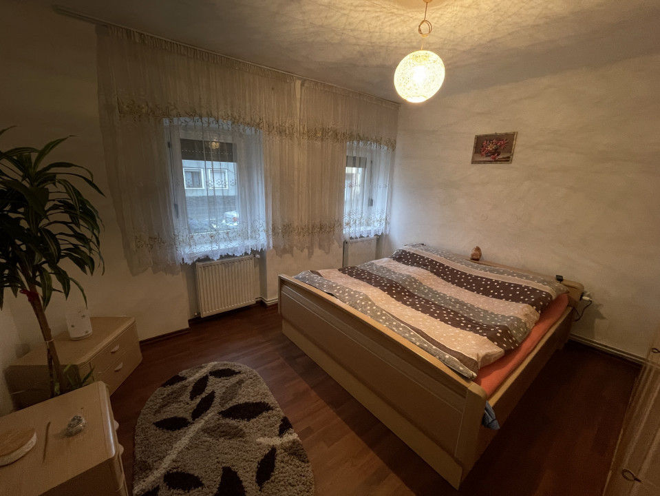 Casa cu doua apartamente si curte zona Turnisor