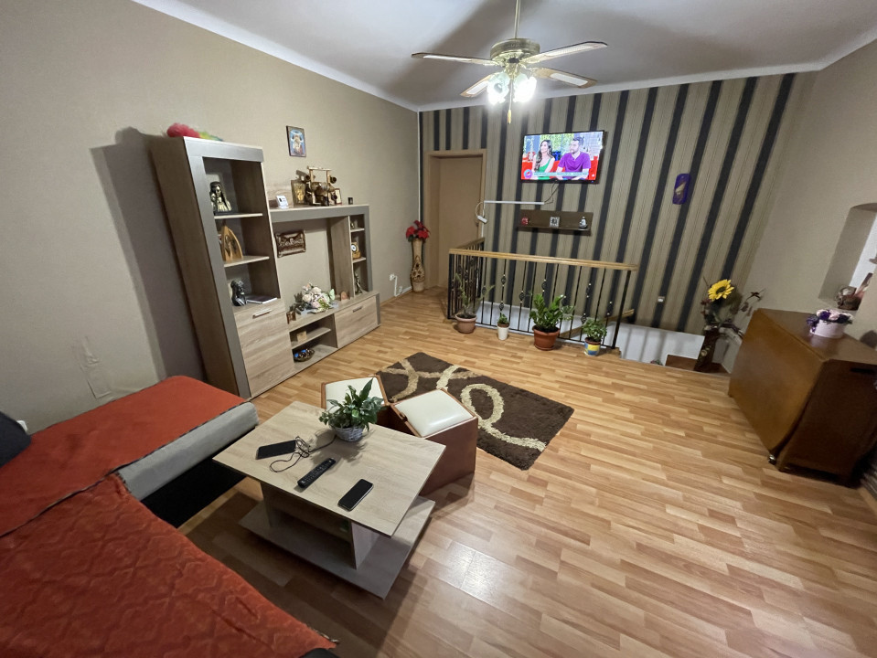 Casa cu doua apartamente si curte zona Turnisor