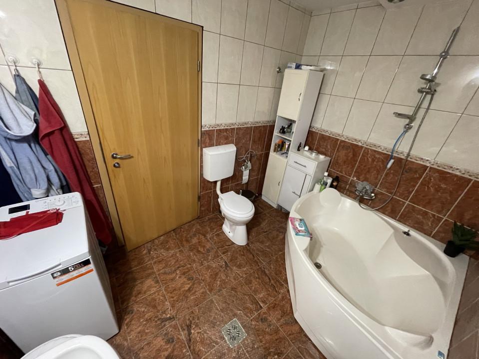 Casa cu doua apartamente si curte zona Turnisor