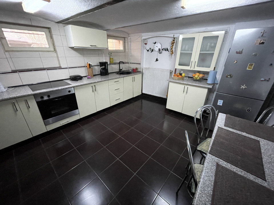Casa cu doua apartamente si curte zona Turnisor