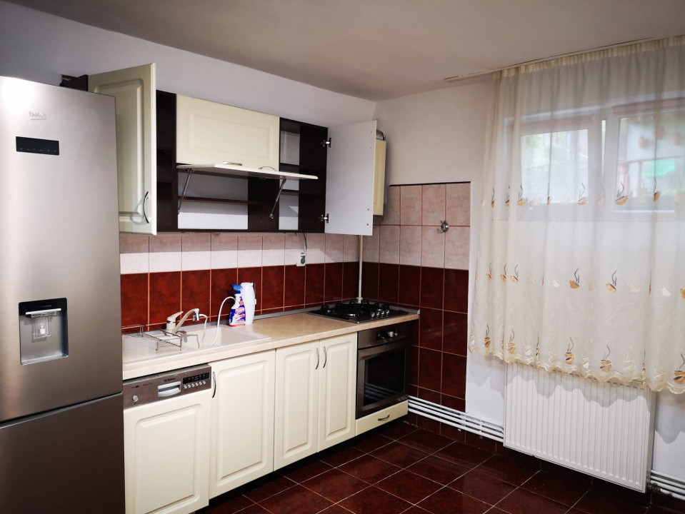Apartament cu 3 camere decomandat zona Trei Stejari