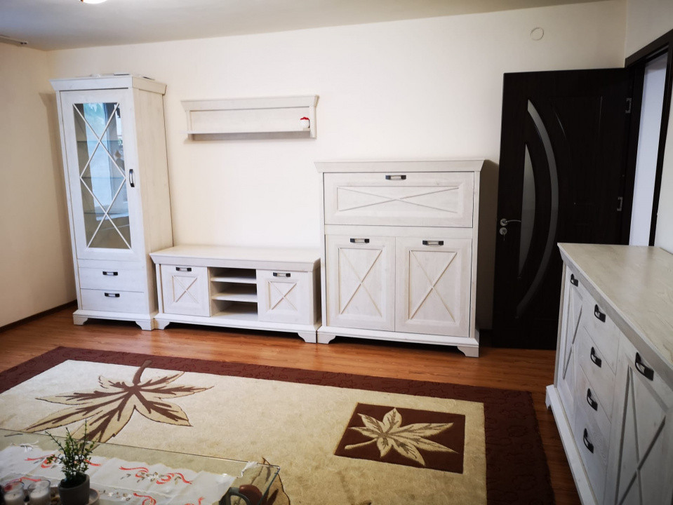 Apartament cu 3 camere decomandat zona Trei Stejari