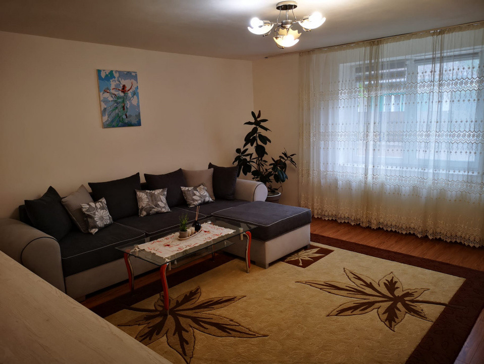 Apartament cu 3 camere decomandat zona Trei Stejari