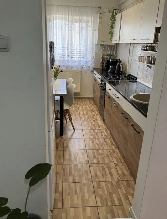 Apartament 3 camere, decomandate, zona Craiter.