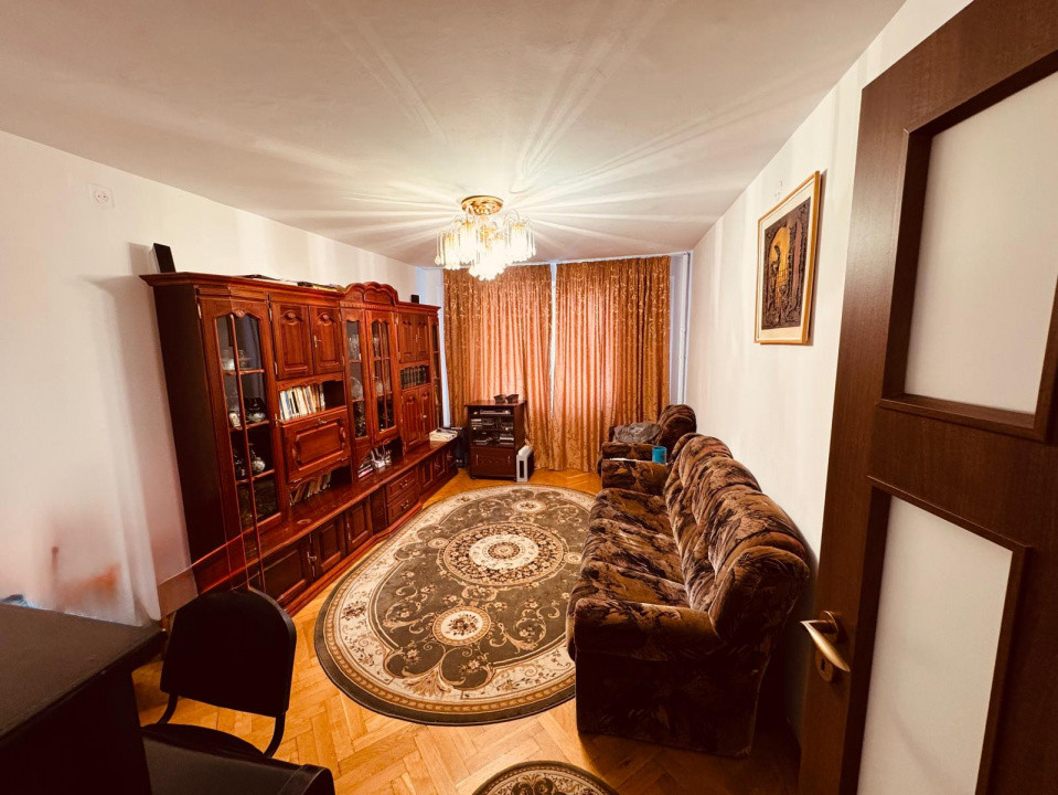Apartament 3 camere, semidecomandate , zona Scriitorilor.