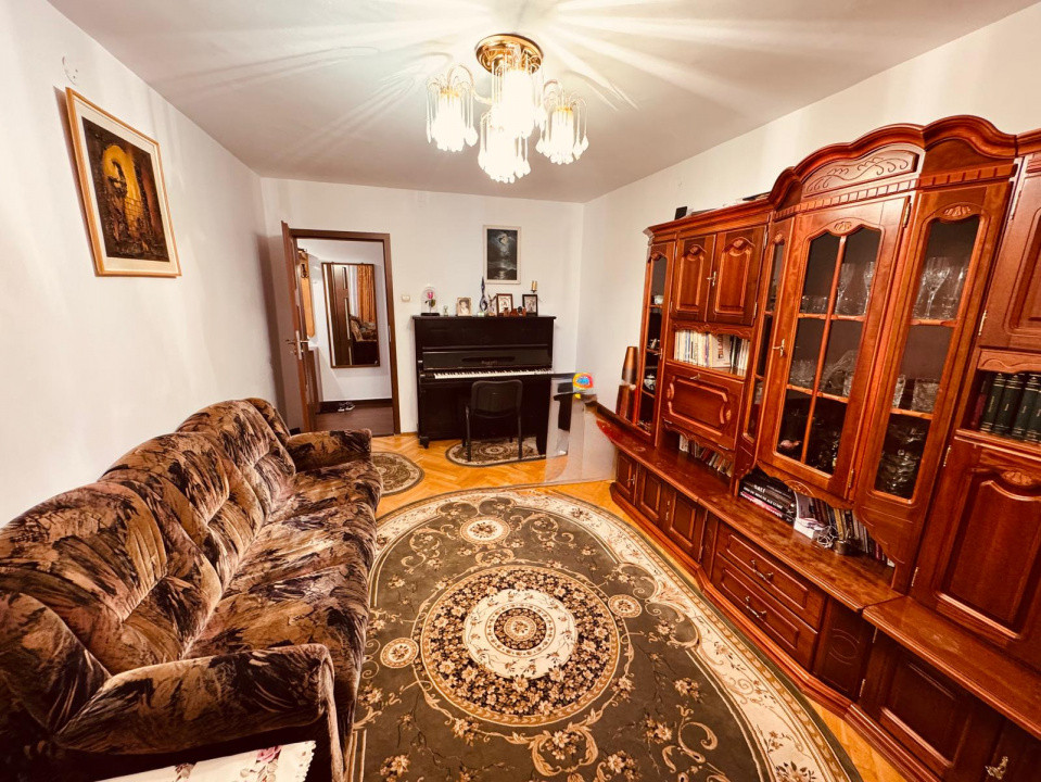 Apartament 3 camere, semidecomandate , zona Scriitorilor.