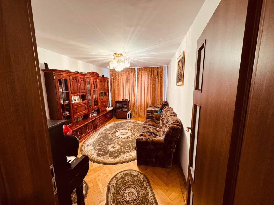 Apartament 3 camere, semidecomandate , zona Scriitorilor.