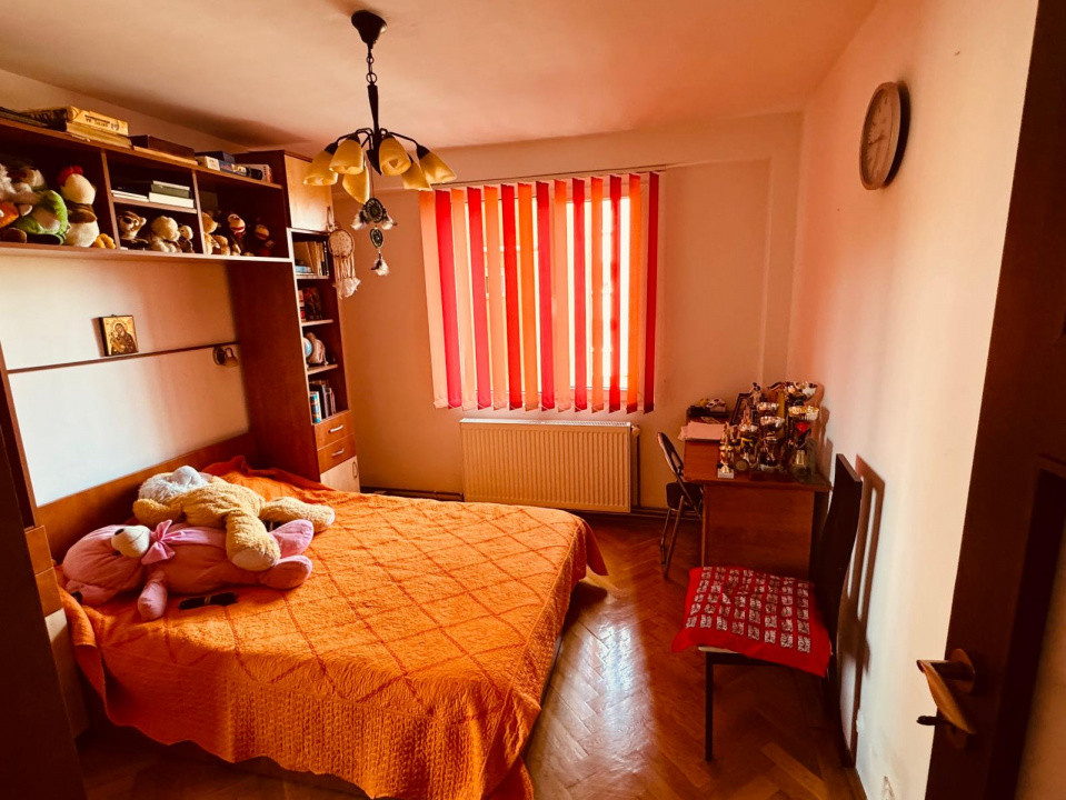 Apartament 3 camere, semidecomandate , zona Scriitorilor.