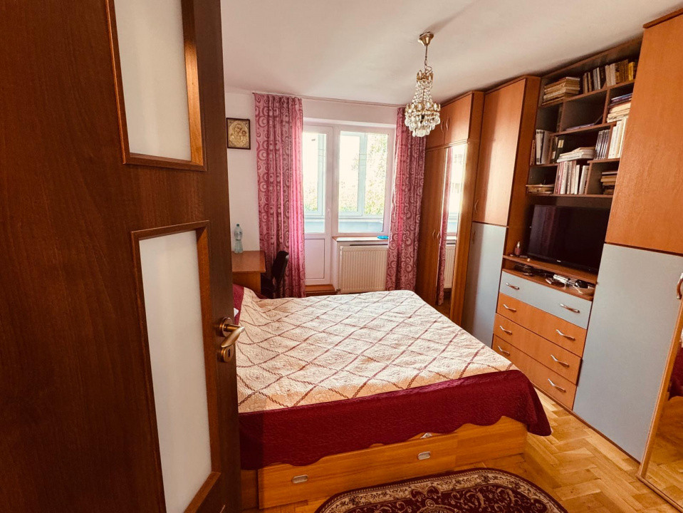 Apartament 3 camere, semidecomandate , zona Scriitorilor.