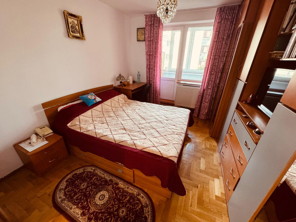 Apartament 3 camere, semidecomandate , zona Scriitorilor.