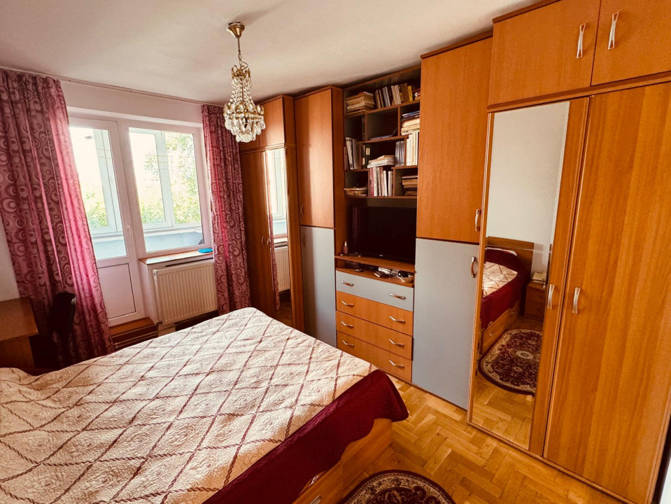 Apartament 3 camere, semidecomandate , zona Scriitorilor.
