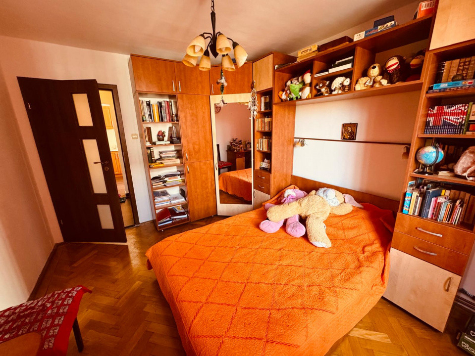 Apartament 3 camere, semidecomandate , zona Scriitorilor.