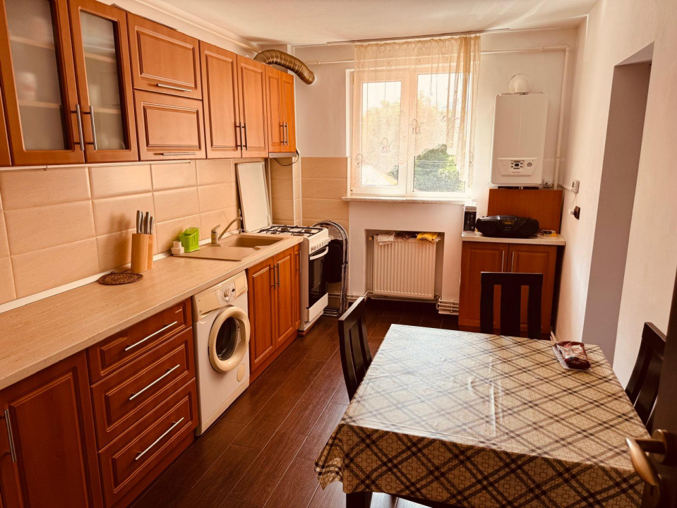 Apartament 3 camere, semidecomandate , zona Scriitorilor.