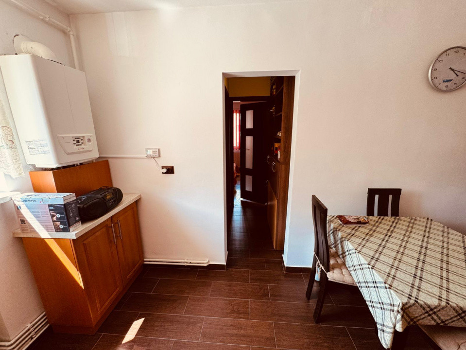 Apartament 3 camere, semidecomandate , zona Scriitorilor.