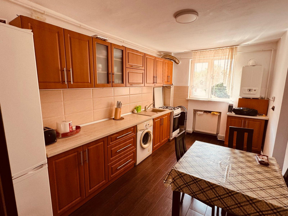 Apartament 3 camere, semidecomandate , zona Scriitorilor.