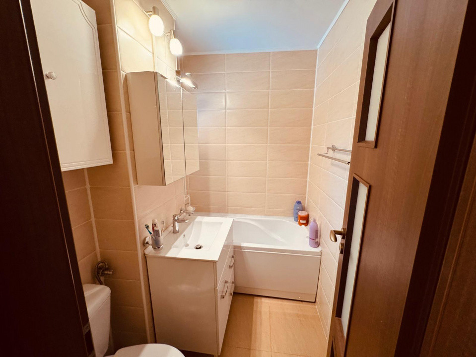 Apartament 3 camere, semidecomandate , zona Scriitorilor.