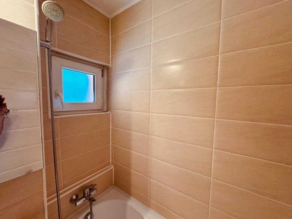 Apartament 3 camere, semidecomandate , zona Scriitorilor.