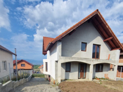 Casa la rosu in Sura Mare
