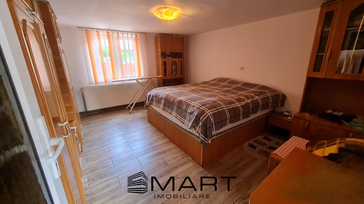Casa formata din doua apartamente, cu curte de 450 mp, in zona Trei Stejari