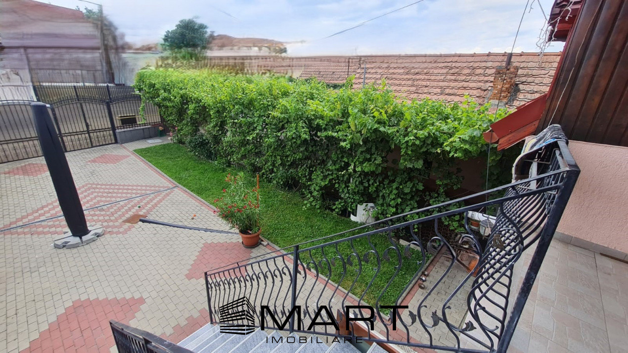 Casa formata din doua apartamente, cu curte de 450 mp, in zona Trei Stejari