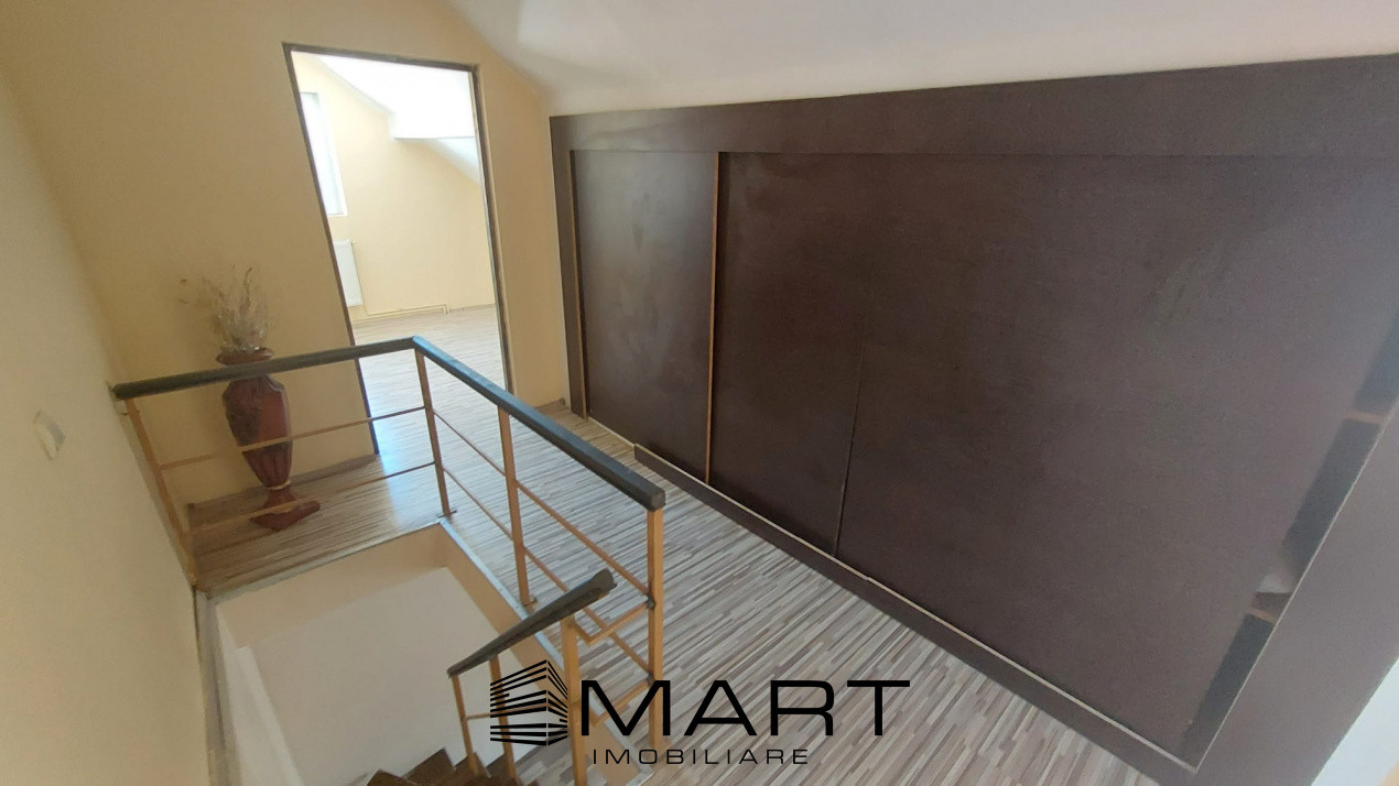 Apartament la mansarda 4 camere zona Vasile Aaron
