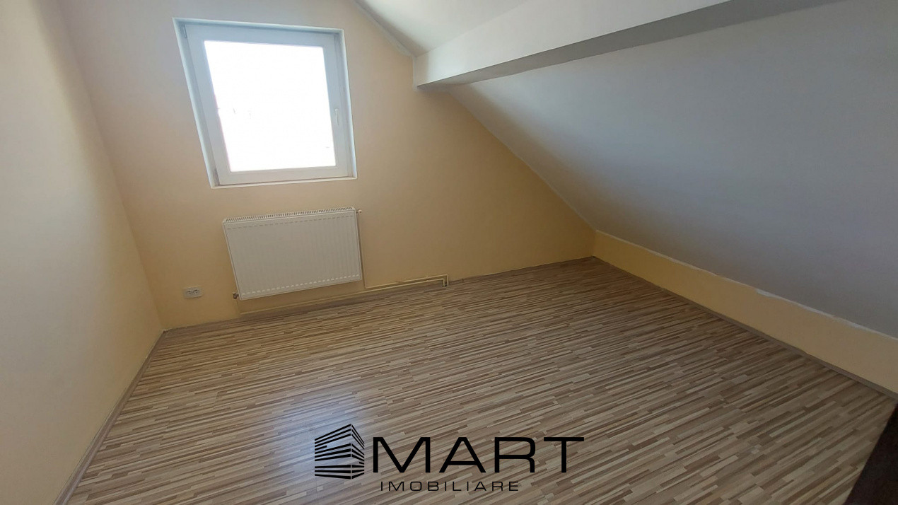 Apartament la mansarda 4 camere zona Vasile Aaron