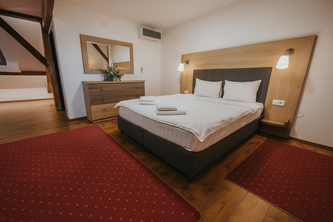 Pensiune 12 camere + restaurant,  zona Centrul Istoric