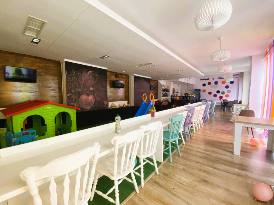 Spațiu de joacă interior + zonă de socializare pentru părinți și bunici
