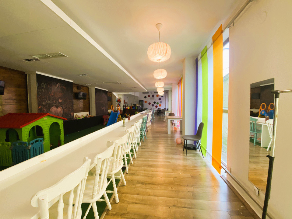Spațiu de joacă interior + zonă de socializare pentru părinți și bunici