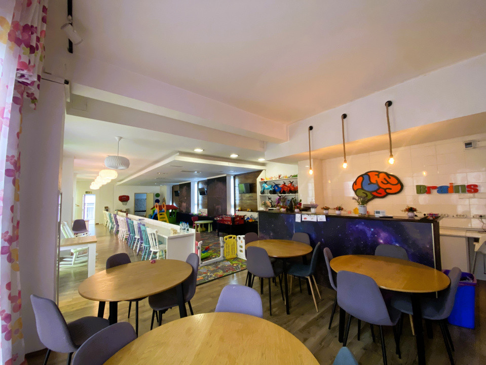 Spațiu de joacă interior + zonă de socializare pentru părinți și bunici