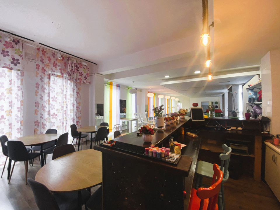 Spațiu de joacă interior + zonă de socializare pentru părinți și bunici