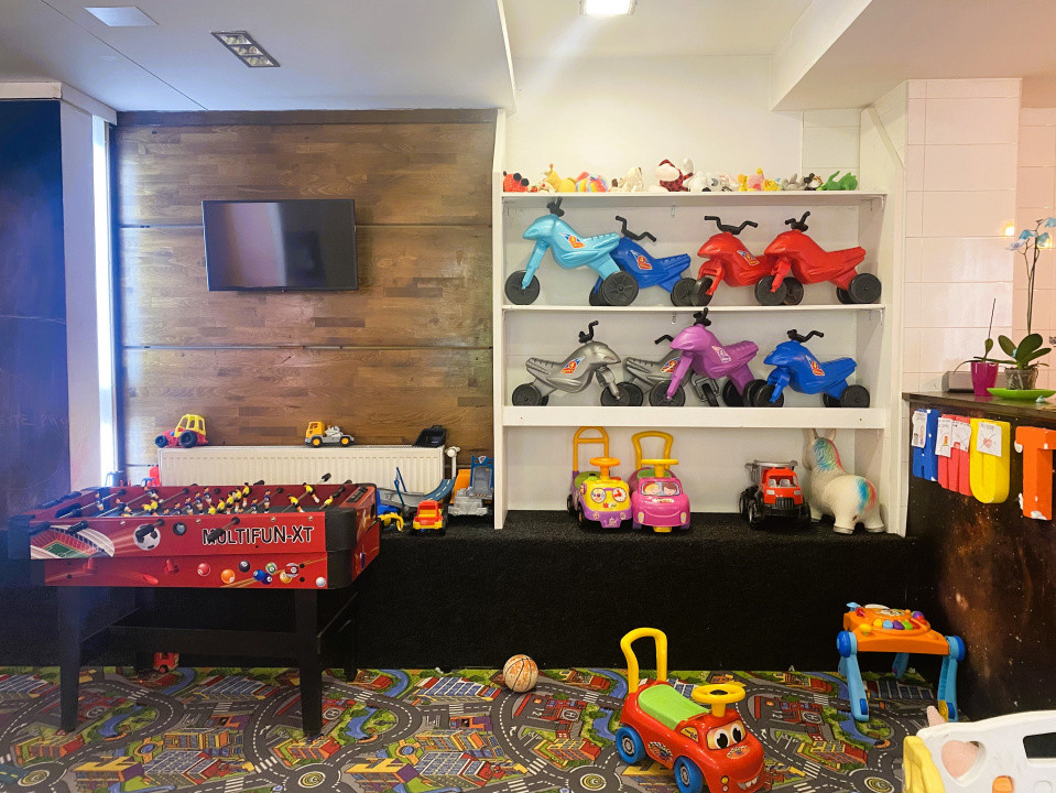 Spațiu de joacă interior + zonă de socializare pentru părinți și bunici