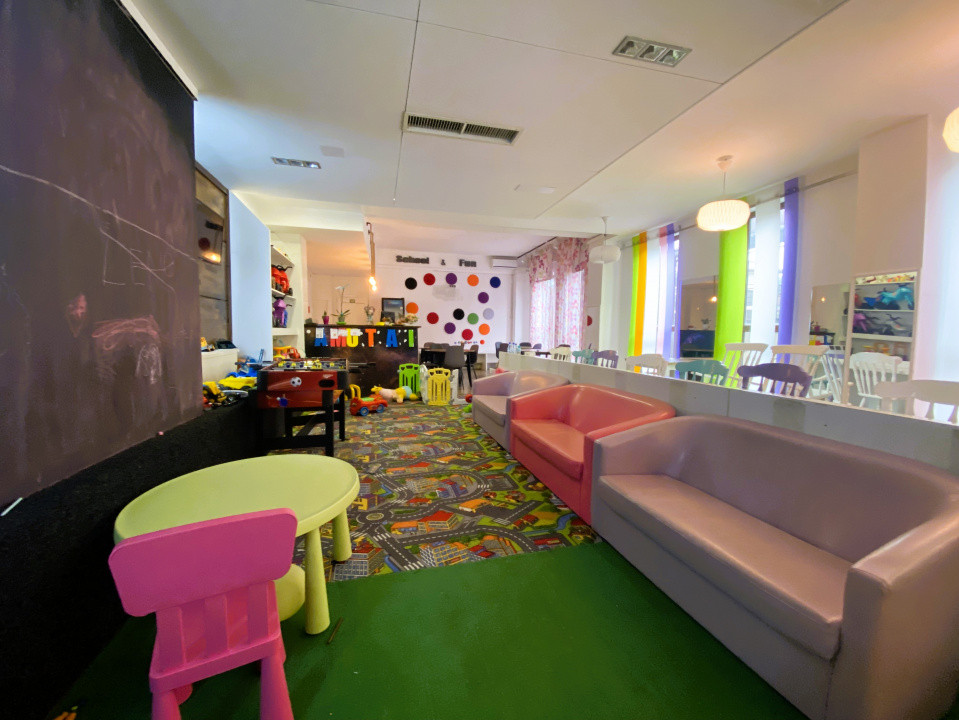 Spațiu de joacă interior + zonă de socializare pentru părinți și bunici