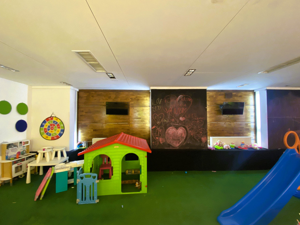 Spațiu de joacă interior + zonă de socializare pentru părinți și bunici
