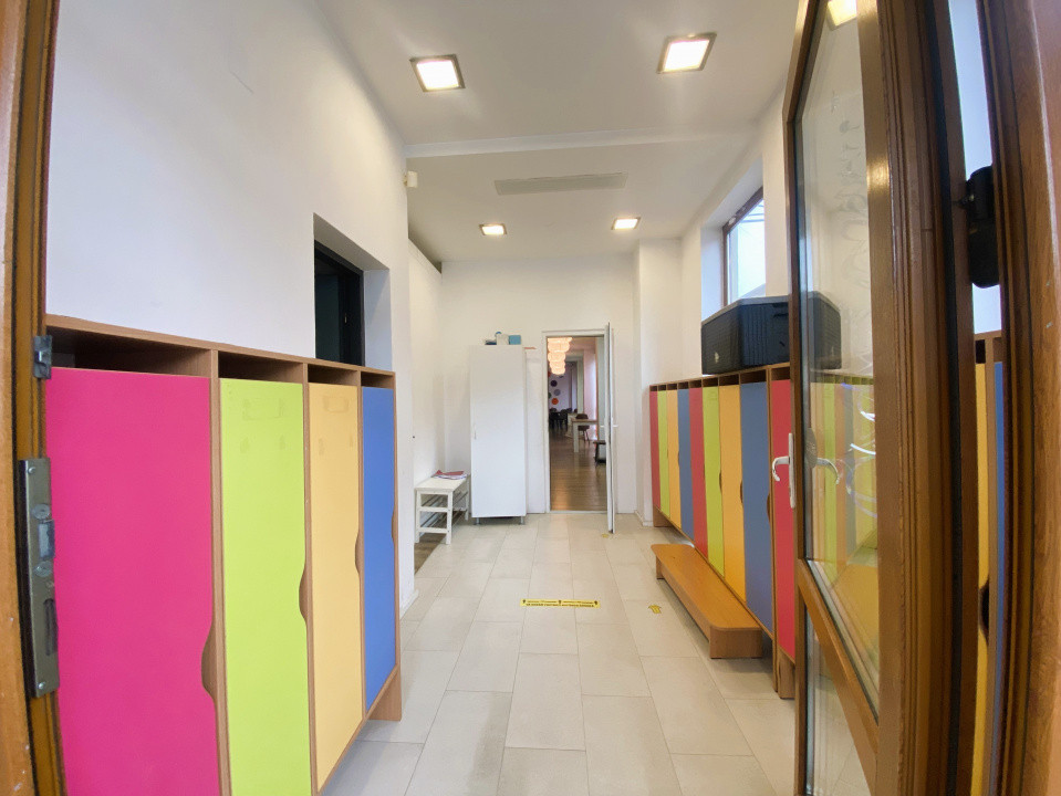 Spațiu de joacă interior + zonă de socializare pentru părinți și bunici