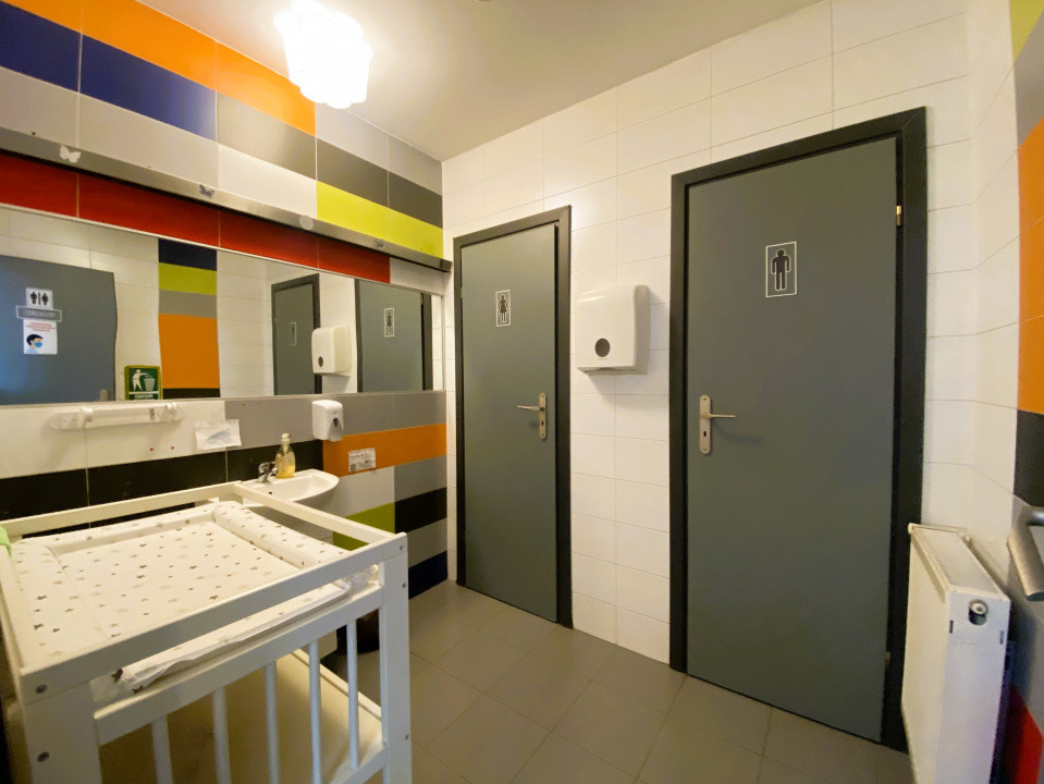 Spațiu de joacă interior + zonă de socializare pentru părinți și bunici