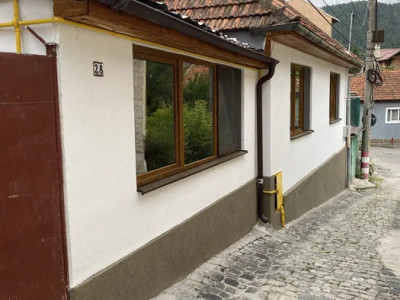 Casă istorică în Șchei, la 5 minute de Piața Sfatului — cu curte și parcare 