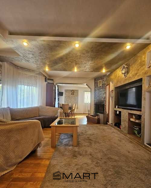 Casa cu  8 camere, 308mp utili