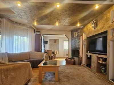 Casa cu  8 camere, 308mp utili