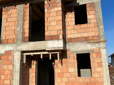 Duplex modern cu 4 camere și curte de 250 mp