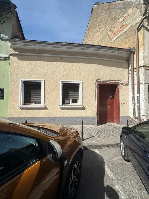 Casa 2 camere ,deschidere stradala , potential comercial ultracentral