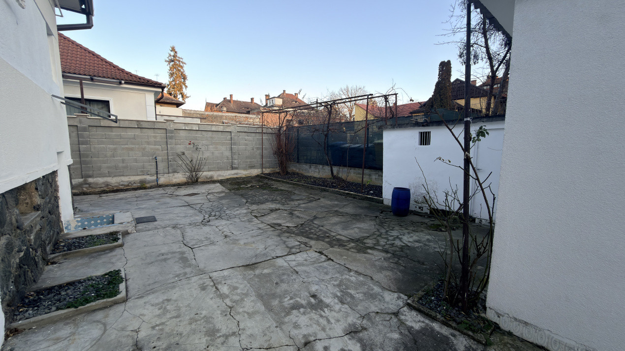 Casa 4 camere 130mp+400mp teren zona Spitalul Judetean