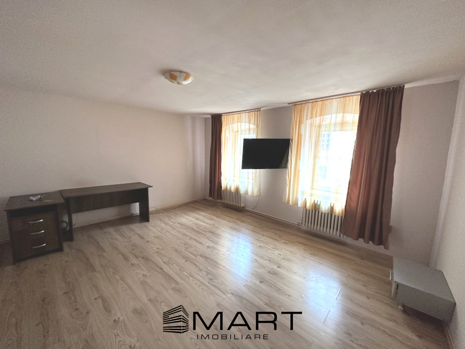Casa cu 8 camere + 800mp teren Cisnadie zona Centrala