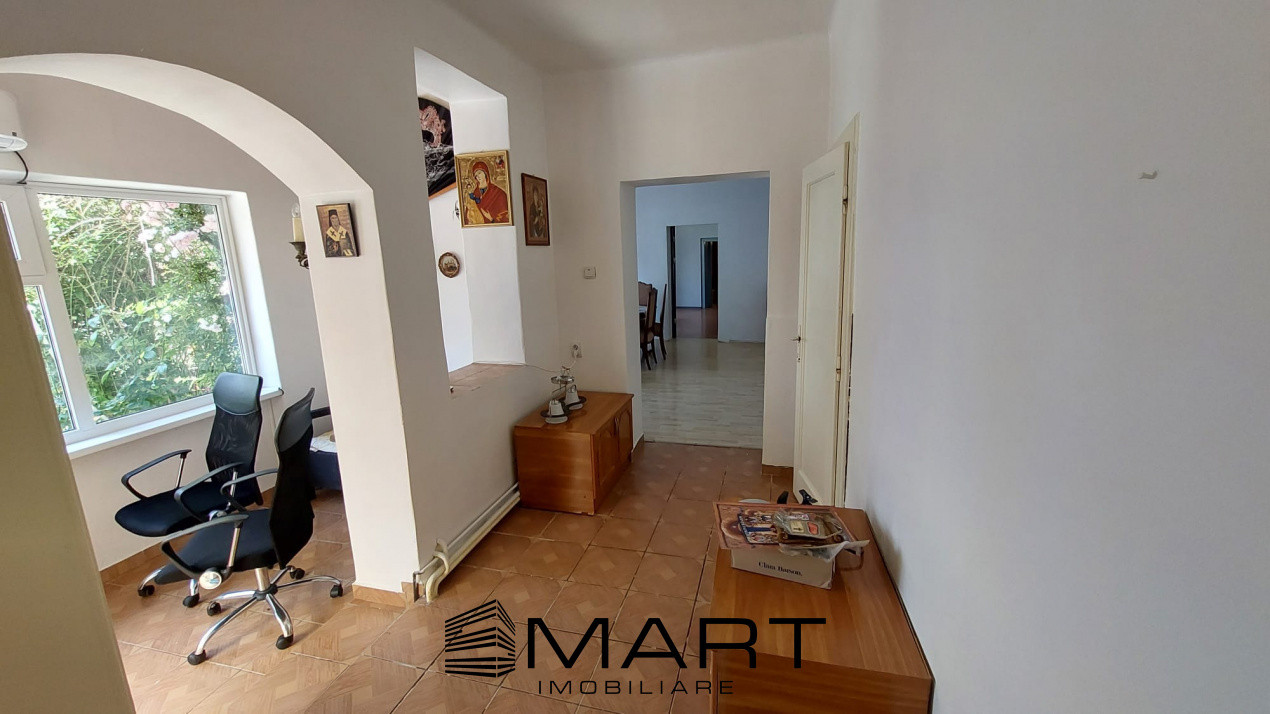 Casa cu 8 camere + 800mp teren Cisnadie zona Centrala